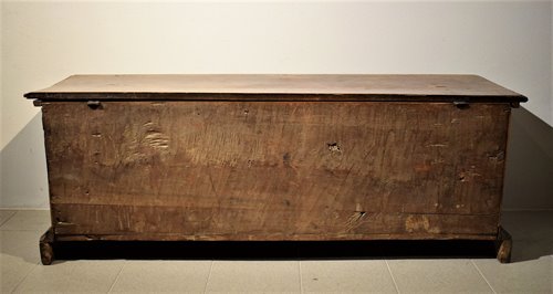 Noble chest in carved and inlaid walnut.